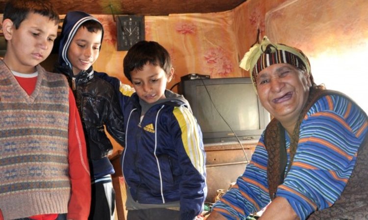 Роми под строй припознават деца – иначе спират детските