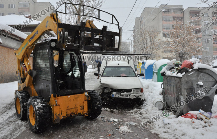 Пикап с храна се заби в багер, засякъл му пътя