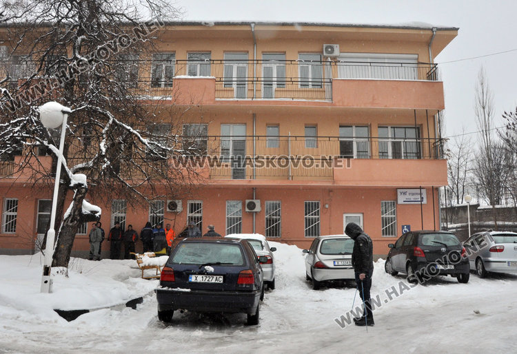 Техници от EVN Пловдив пристигнаха в МБАЛ, аварията сериозна	