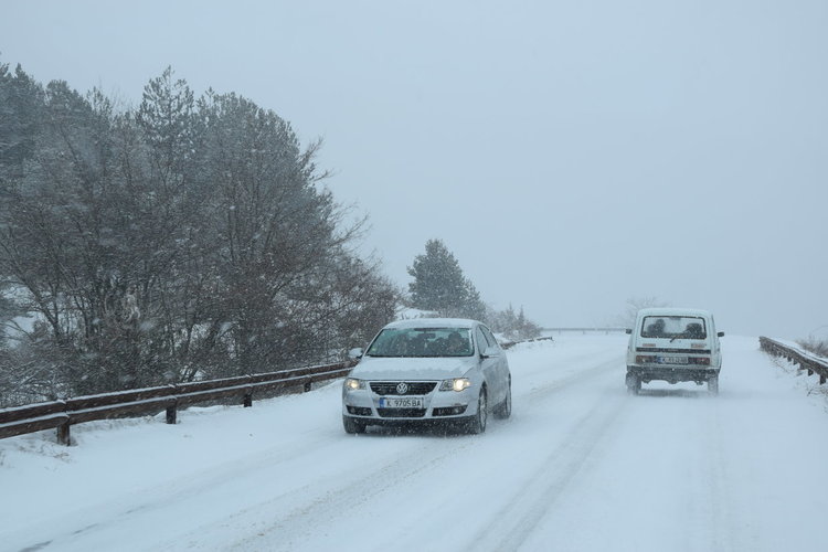 Пътят Кърджали – Ардино е заледен и опасен