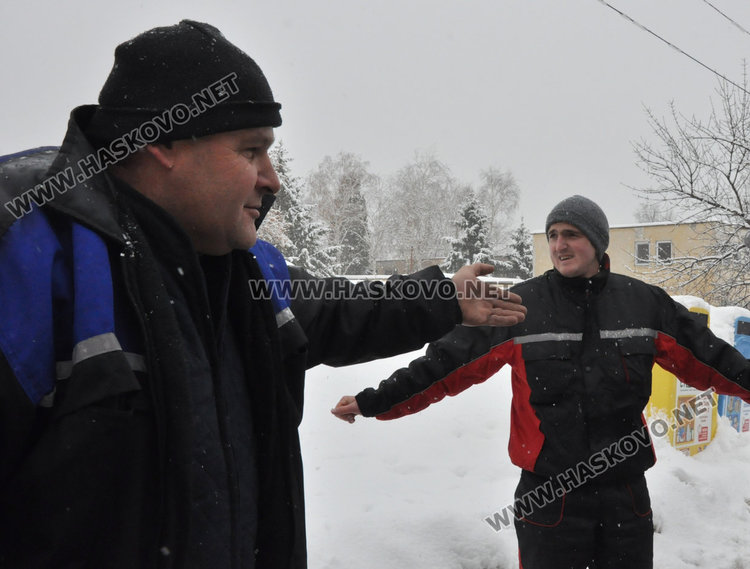 Пикап с храна се заби в багер, засякъл му пътя