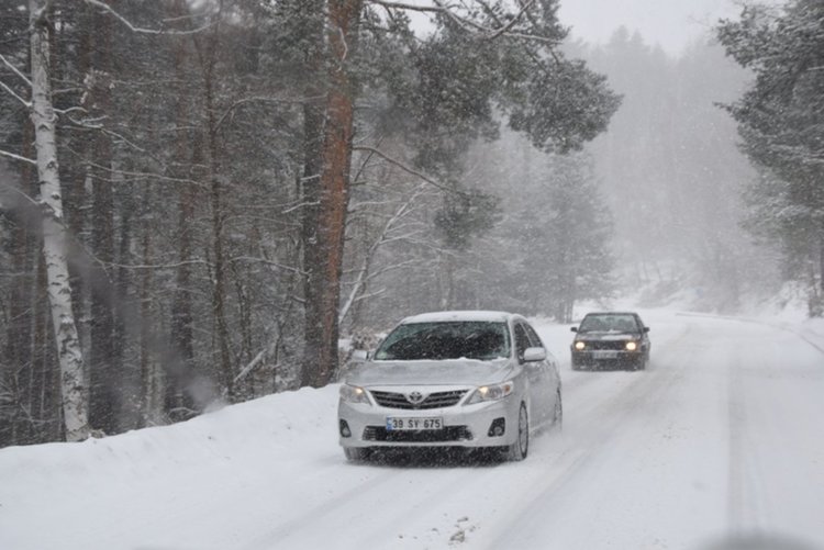 Пътят Кърджали – Ардино е заледен и опасен
