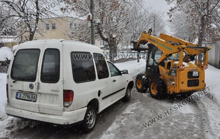Пикап с храна се заби в багер, засякъл му пътя