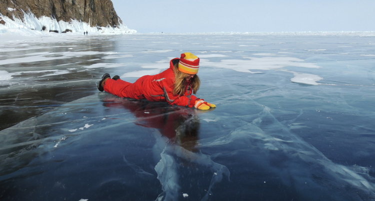 Лед покрива цялото езеро Байкал (видео)