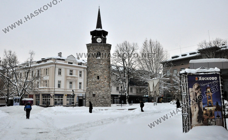 Сняг на парцали в Хасково, жълт код за опасно време