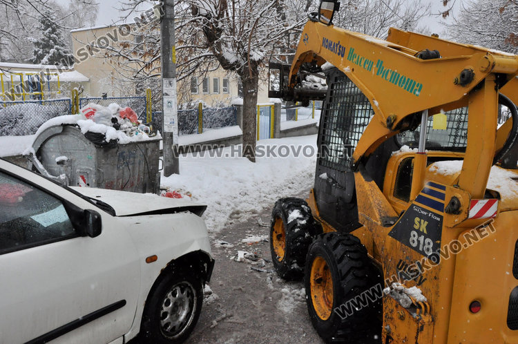 Пикап с храна се заби в багер, засякъл му пътя