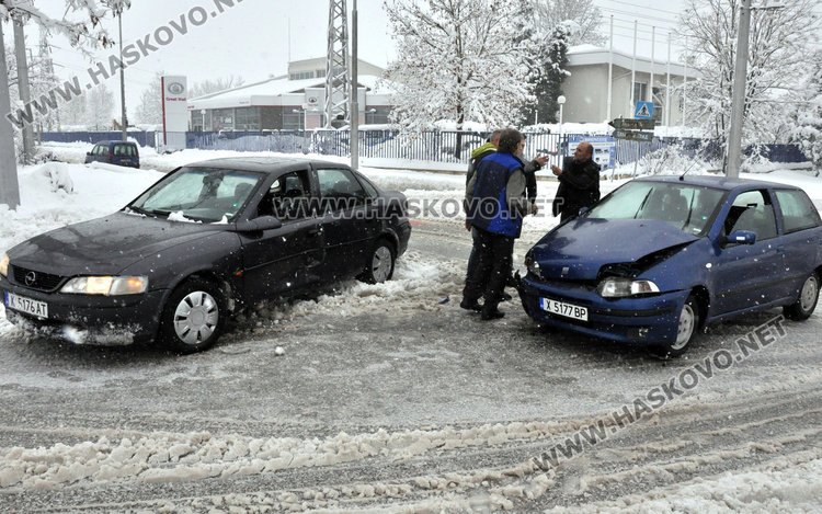 Кърджалийски Опел засече хасковски Фиат на пътния възел в Орфей