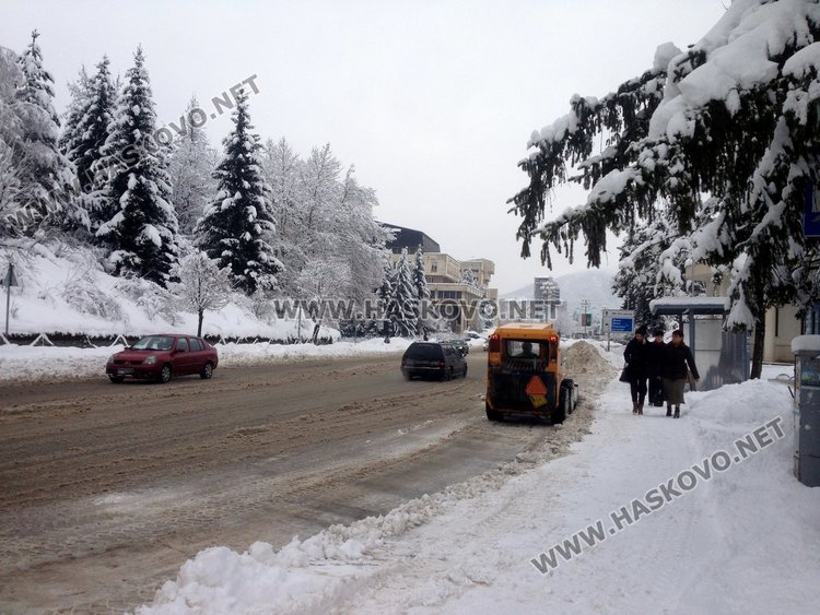 От днес: Най-после започна извозването на снега от централни улици, спирки и важни обществени учреждения