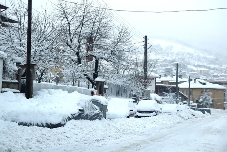 В Ардино продължава да вали сняг, натрупа 40 см