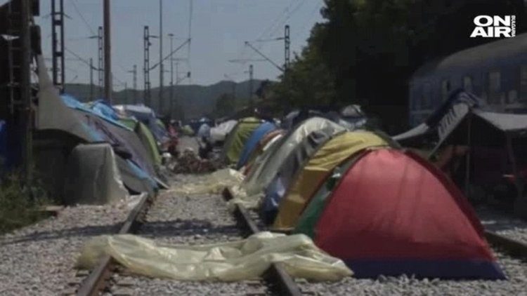 Бежанци превзеха центъра и гарата в Белград