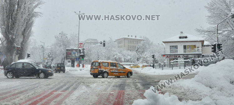 Шефката на Просветата към учителите: Не плашете децата с неизвинени отсъствия!