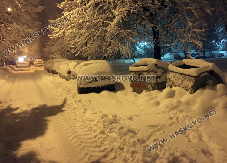 Нов сняг покри Хасково през нощта, обстановката се усложнява