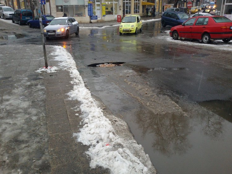   Дупка екзекутор на автомобили зейна вчера на Пазара