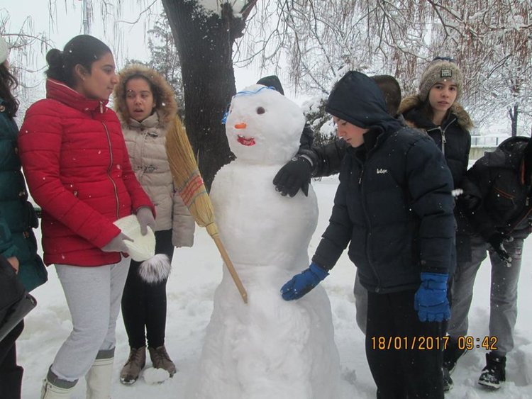 "Днес децата вън на двора си направиха човек..."*
