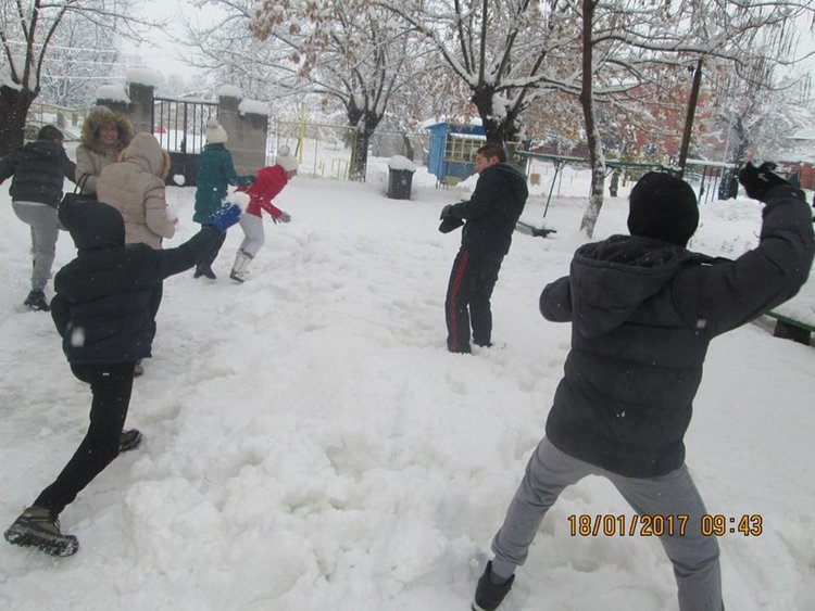 "Днес децата вън на двора си направиха човек..."*