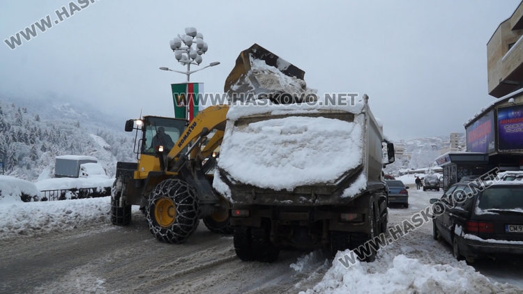 От днес: Най-после започна извозването на снега от централни улици, спирки и важни обществени учреждения