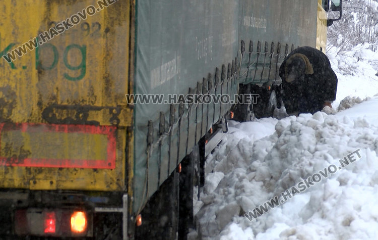 Тир блокира детелината на Е-80 край Хасково 