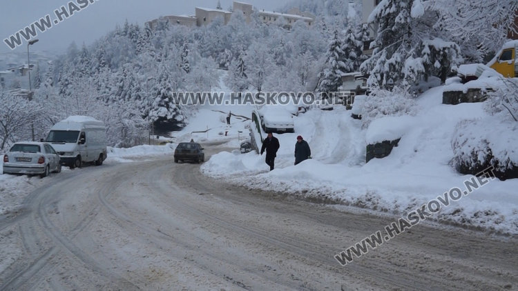 От днес: Най-после започна извозването на снега от централни улици, спирки и важни обществени учреждения