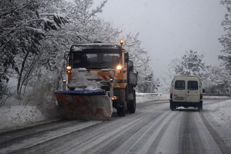 В Ардино продължава да вали сняг, натрупа 40 см