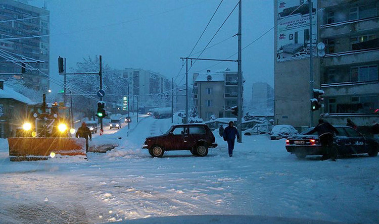 Скършен клон спря тролей, закъсала цистерна затвори бул. „В. Левски“