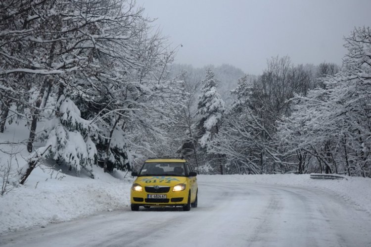 В Ардино продължава да вали сняг, натрупа 40 см