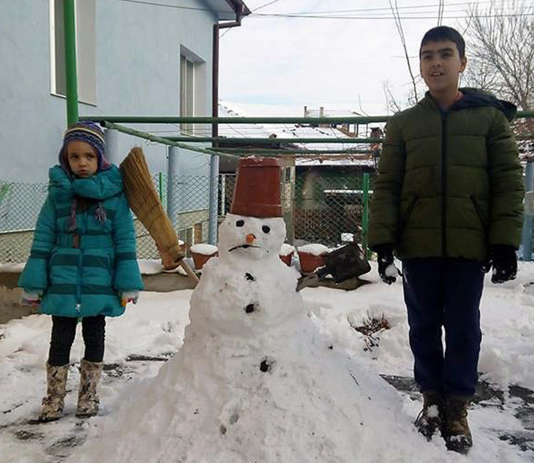 Десетки снежковци поздравяват хасковлии в международния си празник