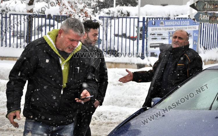 Водачът на Опела (най-вдясно) не отрече вината си