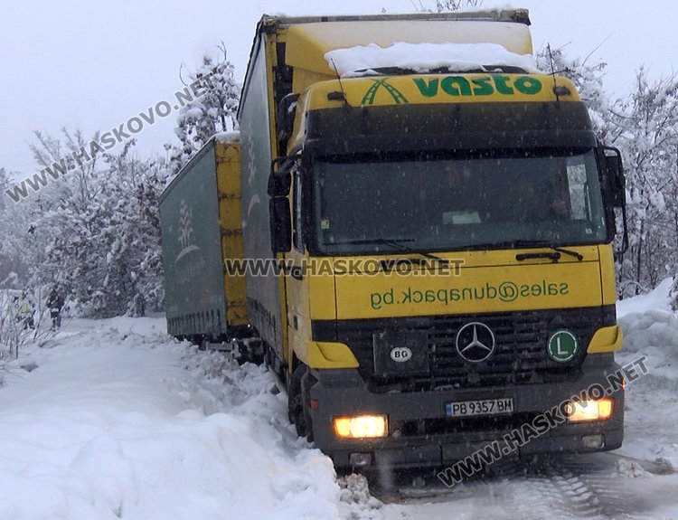 Тир блокира детелината на Е-80 край Хасково 