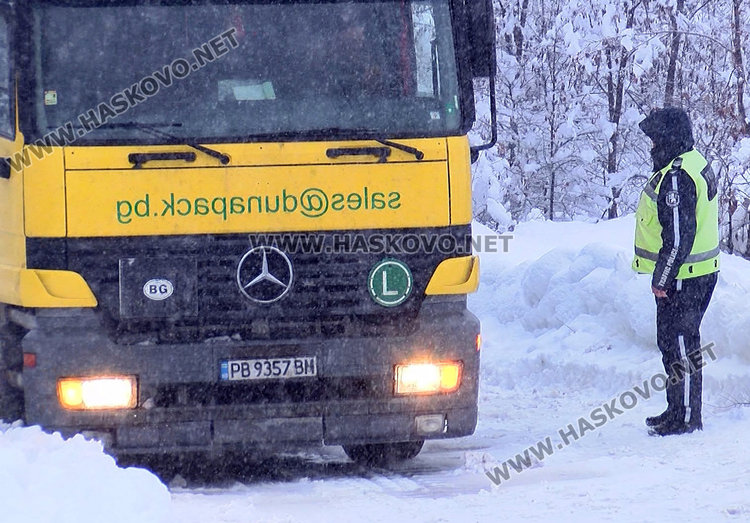 Тир блокира детелината на Е-80 край Хасково 