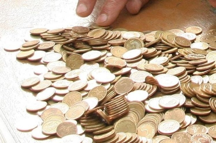 Шофьорка на такси плати 400 лв. данък с монети