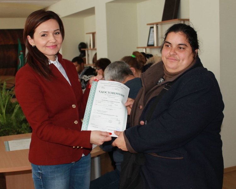 Безработни младежи получиха сертификати за цветари и озеленители