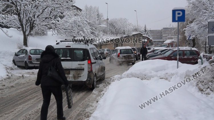 От днес: Най-после започна извозването на снега от централни улици, спирки и важни обществени учреждения