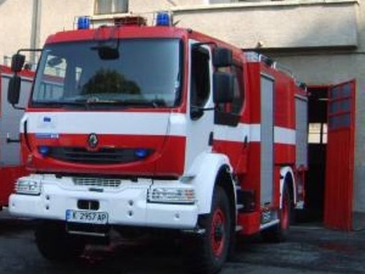 Екипи на пожарната теглиха закъсали автобус и автомобили