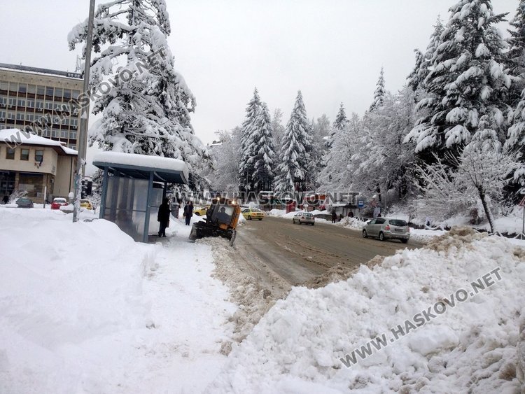 От днес: Най-после започна извозването на снега от централни улици, спирки и важни обществени учреждения