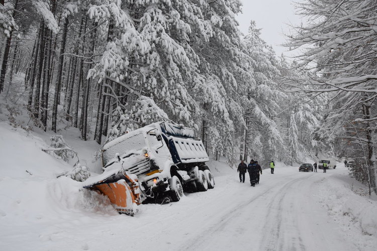 Снегорин се преобърна в канавка