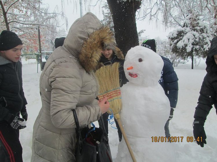 "Днес децата вън на двора си направиха човек..."*