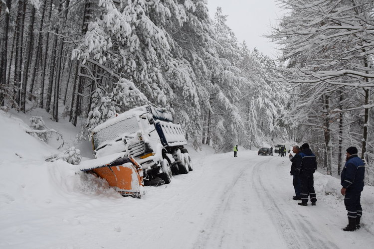 Снегорин се преобърна в канавка
