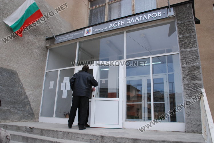 Часовете в Езиковата пак с половин час по-късно утре заради преспите