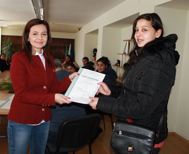 Безработни младежи получиха сертификати за цветари и озеленители