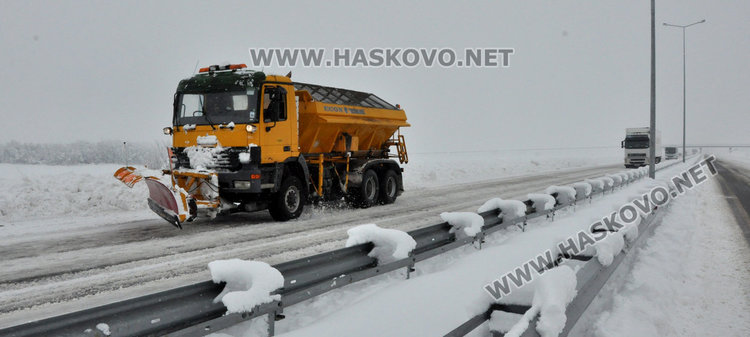 130 машини чистят магистралата и републиканските пътища в областта
