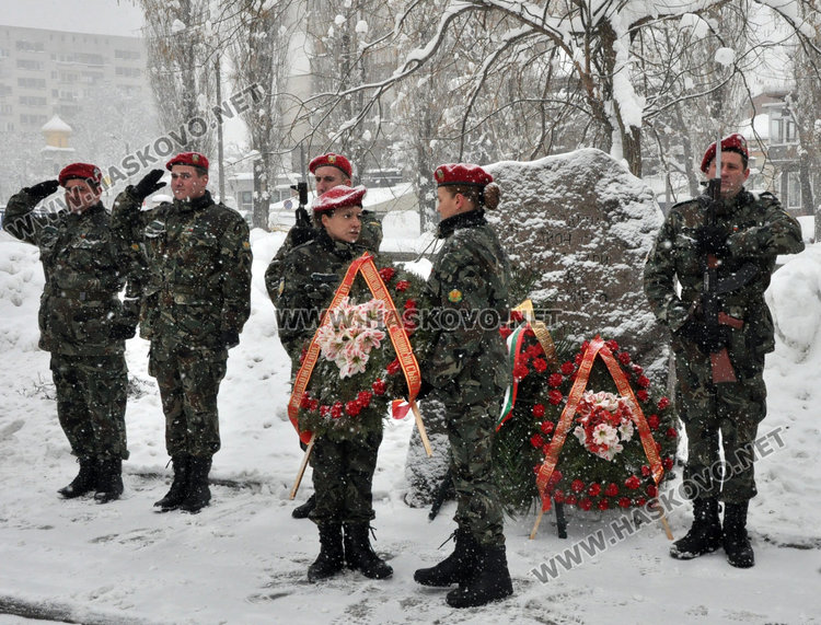 Вдигат пилон с националното знаме край морената за 140-тата годишнина от Освобождението 