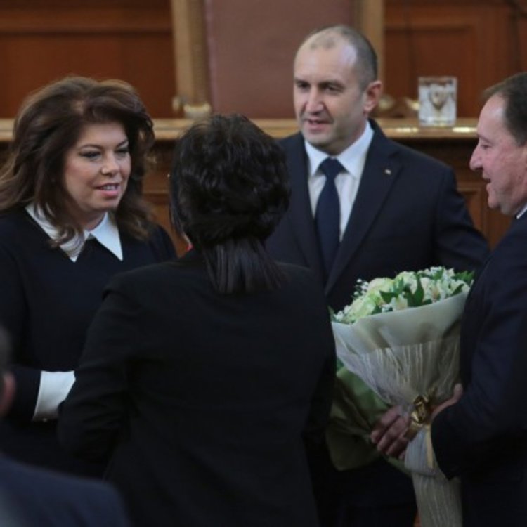 Депутати напуснаха демонстративно залата, обидени на Радев