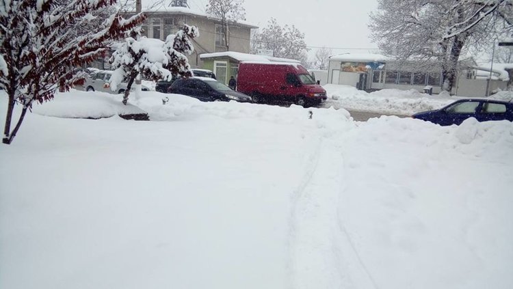 Възмутен дебърец предложи помощта си за разчистването на снега