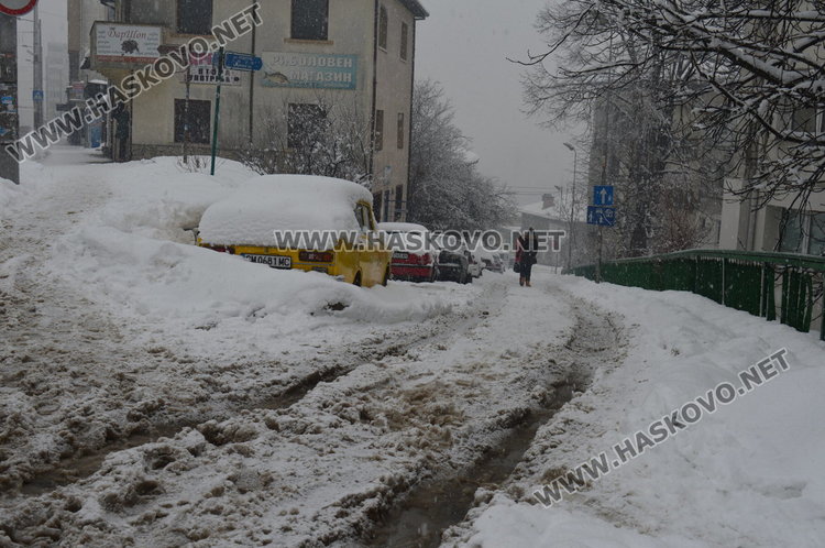 Републиканските пътища са добре поддържани въпреки обилните снеговалежи, пътната обстановка в областния град обаче продължава да е тежка, а улиците са в окаяно състояние. На снимката: Една от пресечките на централния булевард "България" в Смолян
