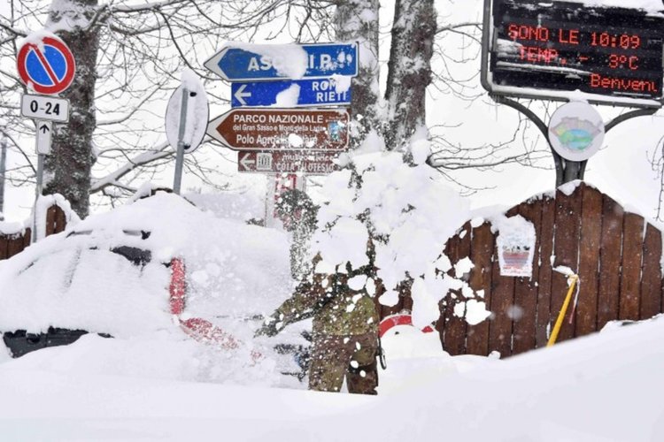 Загинали са 30-ина души в хотел, затрупан от лавина в Италия