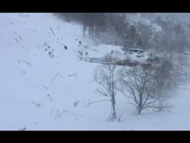 Затрупаният от лавина италиански хотел се е преместил с 10 м (видео)