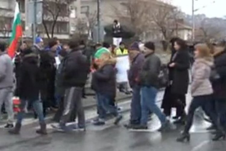 Стотици жители на Кресна блокираха Е-79