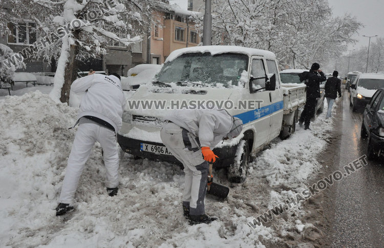 Засипват с глоби паркираните коли по булевардите в Хасково