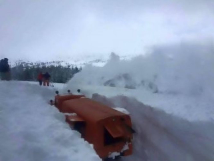 Снегът спира, но съществено затопляне не се очаква