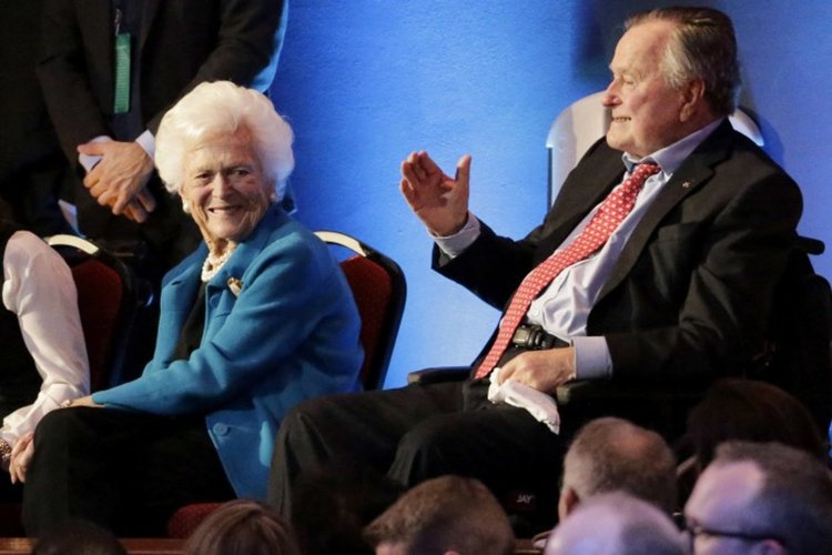 Джордж Буш-старши и съпругата му ще останат още в болница